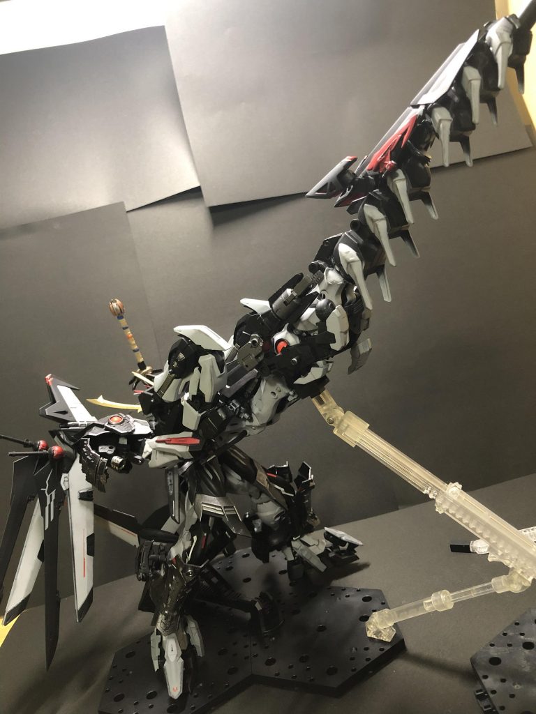 右手に持っているものはこの形態のメイン武装で、骨を模した長距離砲『龍骨重砲』です。開戦直後に遥か彼方から一気に薙ぎ払い部隊の士気を上げます。30cmほどあるので自力で支えるのは難しく、致し方なくアクションベースの力を借りました。