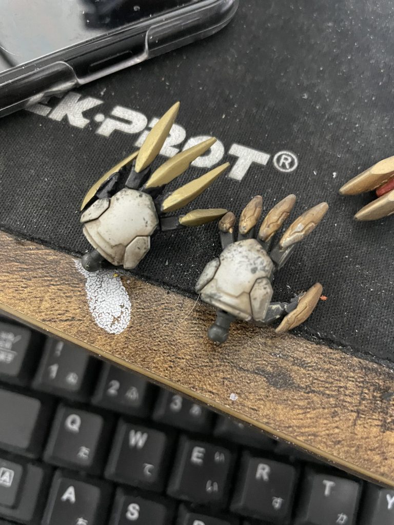 爪はプラ棒を貼りつけて削り、尖らせました。