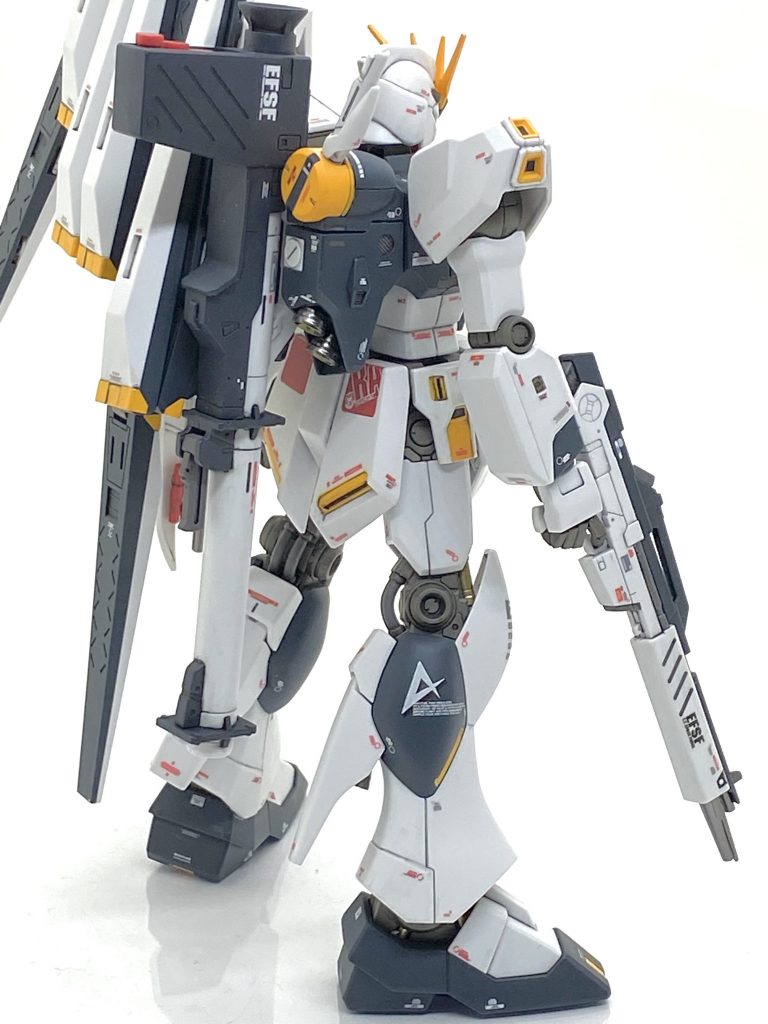 後ろから見ても非常にカッコ良くHGUCも伊達じゃありません(笑)。HGUCはディテールはRG程ではないですがそこそこはありますので差し色でグレーで塗り、精密感を出しています。バズーカを作るのは他のキットですと気が向いたらなのですがνガンダムは常に背中に背負っていますから作らない訳にはいかず合わせ目を消すのですが・・・紺色部は合わせ目が白化してしまい塗装しない訳にはいかない上に砲身の紺色部は色分けされてないので苦労しました。紺色部の後ろはエアブラシで砲身部は筆塗りで対処し、それなりの物になりホッとしました。