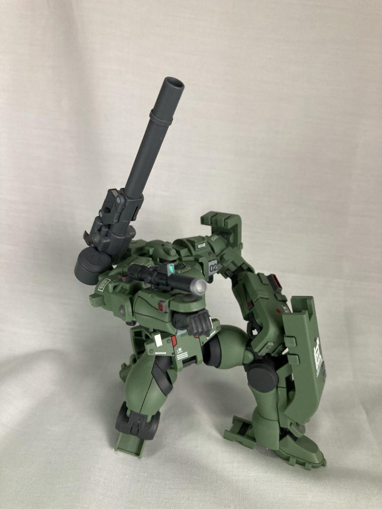 腕にはスコープがついており、このスコープでロックオンした地点に向けての曲射ができるという設定です