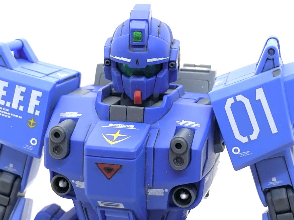 デカールはガンダムデカールのTHE BLUE DESTINY 汎用1をメインにベルテクス等の市販デカールを満遍なく貼り、カトキ風にしました。出来る限りですが先に作りました ブルーディスティニー3号機と同じ柄のデカールを使いたいのですが・・・デカールは同じ柄のは多くはないので3号機と違ってしまいます。