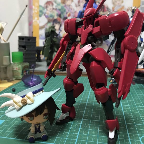 グリムゲルデ！制作案が頭に降ってきたのでガンダムベースへ足を運んで買ってきましたよ。写真に一緒に写っているから誰の機体になるか…乞うご期待。🎙「ガンプラバトル同好会！盛り上げていきますよおおお！！」しかしこのキット、かなりサクサク組めてそれでいて可動域が素晴らしいですね…缶スプレーの上みたいな狭い足場でもバッチリ立ってポーズが決まる…もう一個欲しくなってきますわ…（1枚目）