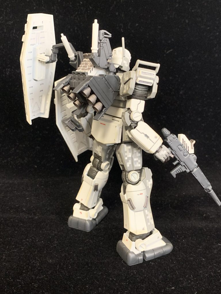 白っぽい部分のデカールはガンダムデカールの余り物をくどくならない程度に貼り付け、ウェザリングもタミヤウェザリングマスターのマッドを下から上方向にささっとかけたくらいで抑えました。