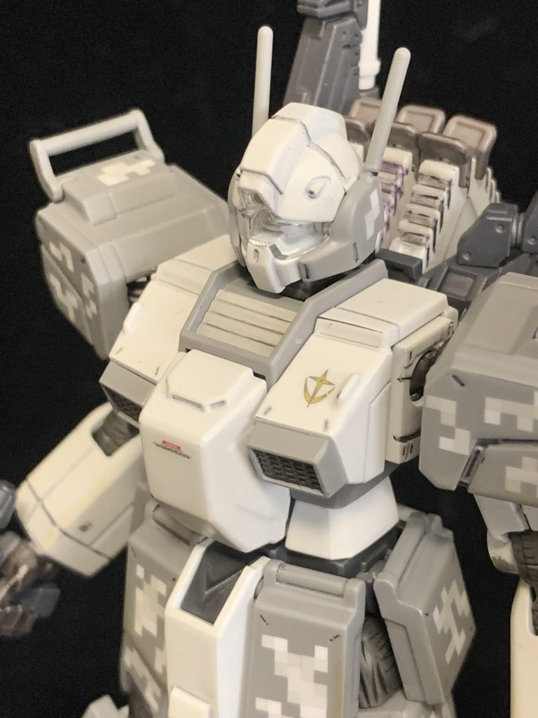 内部のカメラアイはシルバーで手塗り。バイザーは何色にしようか迷った挙句、クリアのままの方が迷彩効果が高そうに見えたので、光沢クリアを軽く吹いただけにしました。