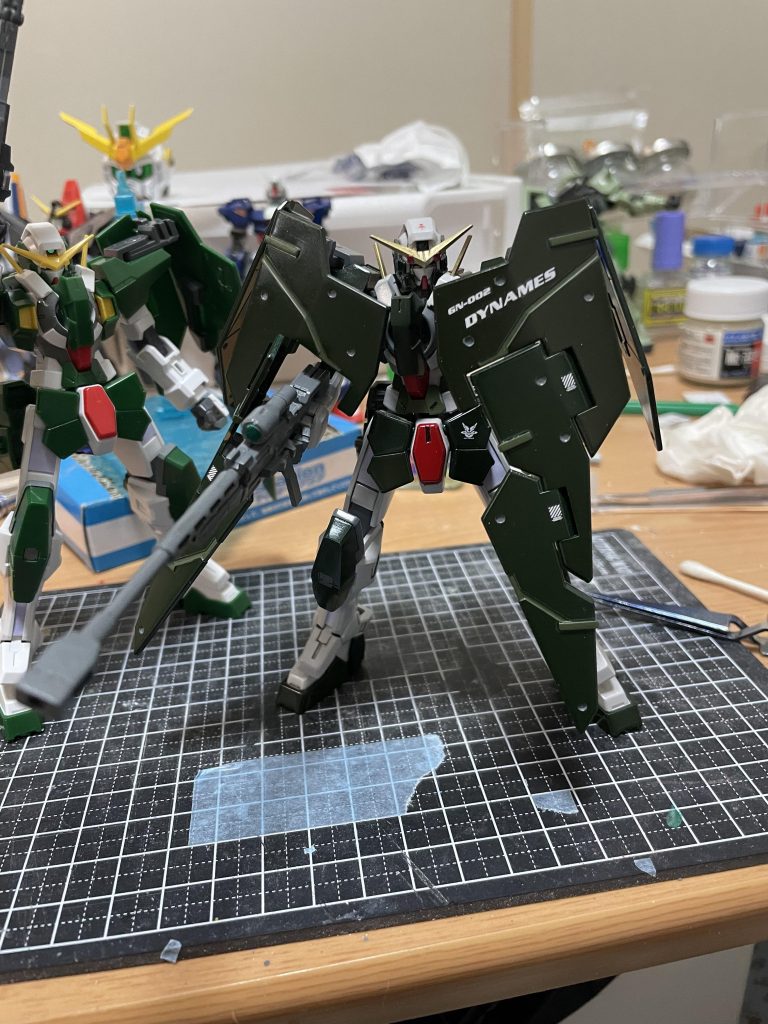 アクティブクロークみたいなやつはこんな感じにスナイパーライフルを構えれる様にできてます。しかし、並べてみてわかったのですが…思い描いていた記憶のデュナメスの色と設定に近い成形色との違いが半端なく違っていてびっくりしました！