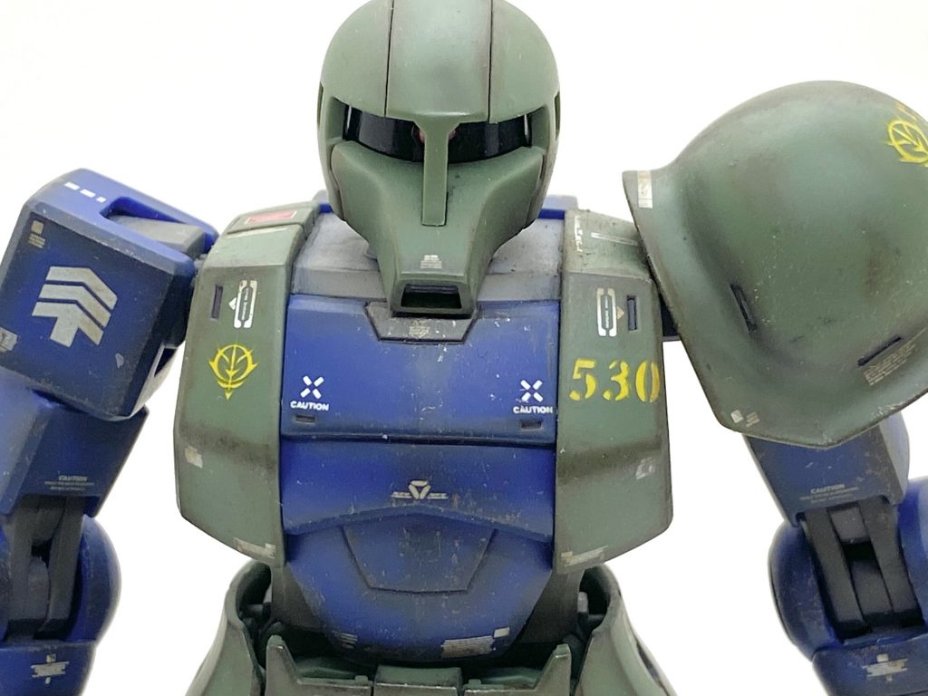 デカールはベルテクスのコーションデカールとガンダムデカールのジオン軍MS用1を中心にガデムともめぐりあい宇宙のア・バオア・クーのワンカットで出てきた機体とも取れる様に満遍なくデカールを貼り情報量を増やしました。