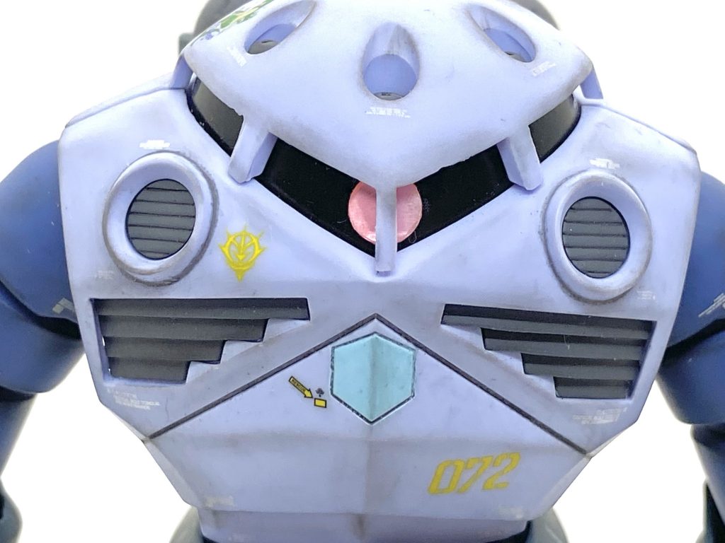 デカールはベルテクスのコーションデカールを中心にナンバーやジオンのマーク等はガンダムデカールDX01を満遍なく貼り、カトキ風にしました。今回はズゴックに統一されていて南大西洋を中心に活動した潜水艦隊グリーンサイレンのマーキングを頭と腰の右側に貼ってみました。モノアイは定番のクリアー化で裏にラビーを貼っています。