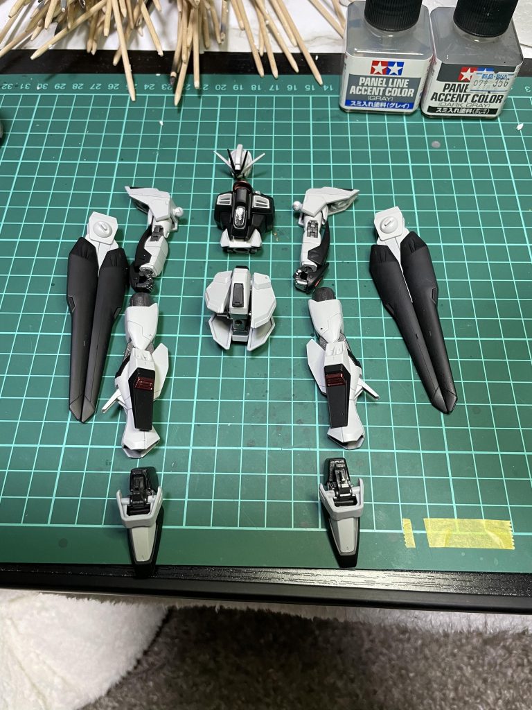 塗装完了後の1枚。色は主人公機というより、敵役的な色合いにしてみました。