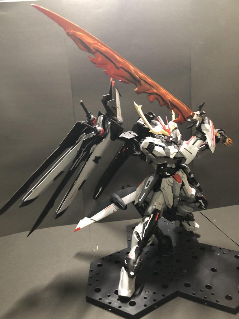 今回自作したオリジナル武器、龍刀・炎です。わたしの好きな、とあるゲームの武器を参考にイチから作ってみました。背中に懸架するために鞘も自作です。形状のせいで鞘から抜くのは大変だったので挟み込む形に落ち着きました。抜刀術?できません(笑)初めてにしては上出来だ、とわたしは満足です(´-ω-`)b