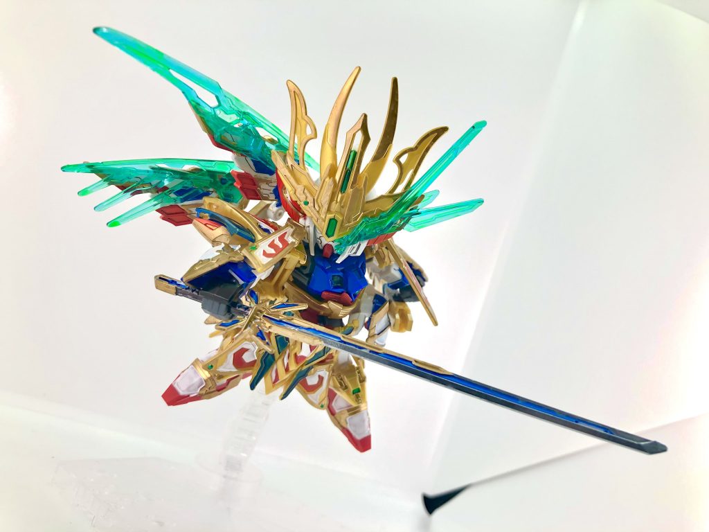 ブース撮影です。金パーツは縁取り程度に塗ったのですが、良い感じの陰影が出てますね。ガンダムマーカーはペン先が硬いので、細い面をパキッとした感じで塗るのには向いてます。