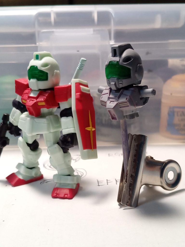 頭部をオリジンジム風にプラバンでプラスし、顎下を削ってます。