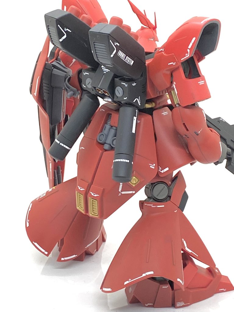 手やフレームの一部にガンメタルが成型色になっていて、ゲート処理しても跡が残ってしまい塗装しようか考えましたがセイラマスオ様もそのままだったので自分もそのままにしました。つや消しクリアー吹きますと鈍く光りかなり良い感じになります。