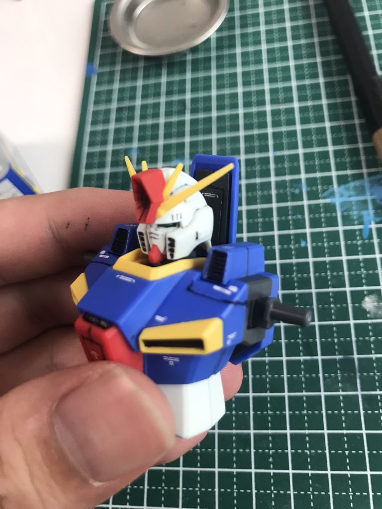 デカールは市販のものを貼りました。ツインアイは付属のデカールをカットして使用してます。