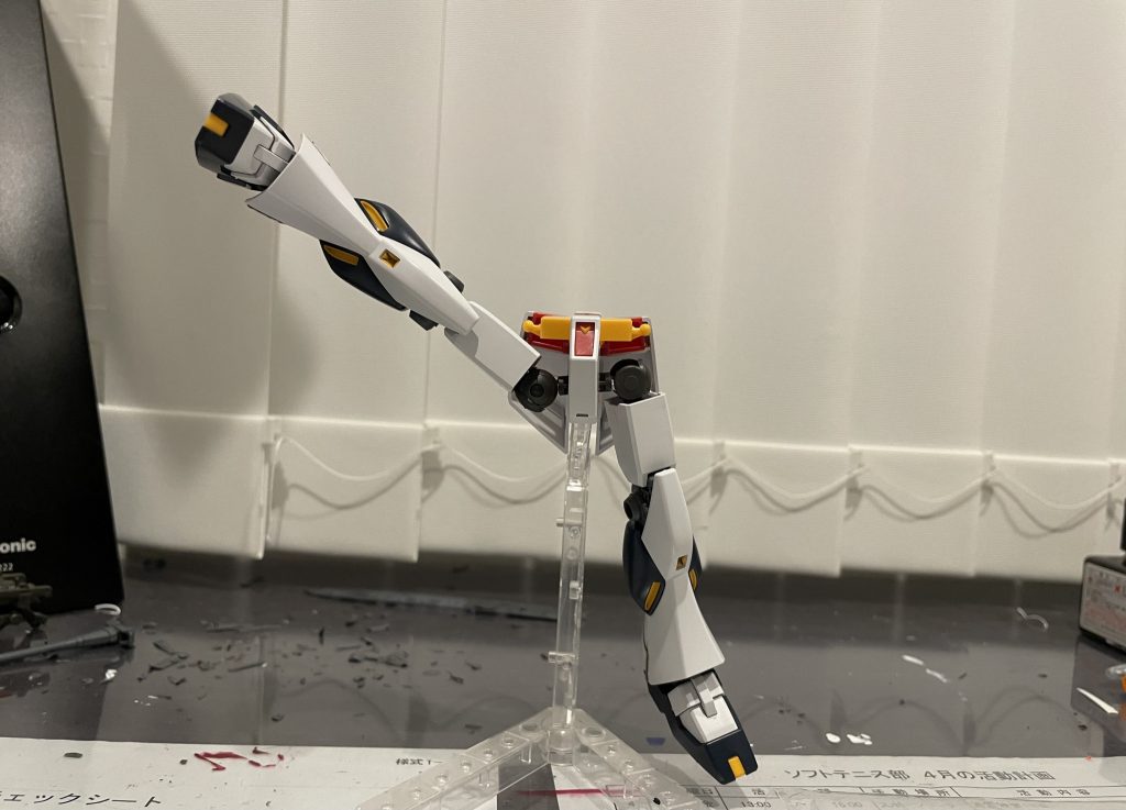 股関節は、可動とシルエットの調整のためガンダムフレームを移植。