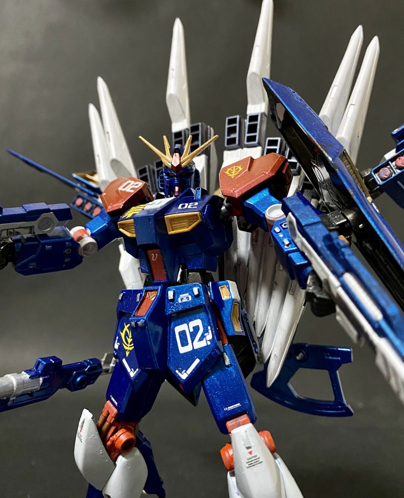 使用キットはEGνガンダムとフェイクνのファンネルをダブルで付け、追加バックパックにバトルアームアームズを装着しました。