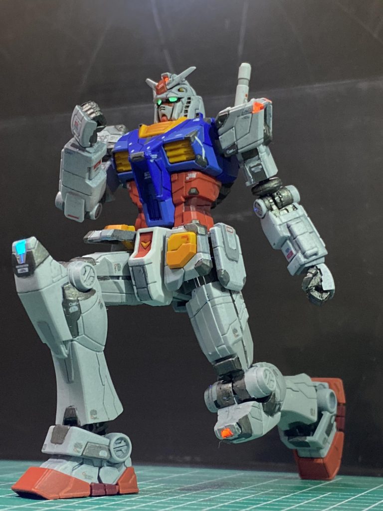 肘膝等を切断し、プラ棒とパテで関節を仕込み、全塗装しました。筆塗りは苦手なので汚いですね(汗