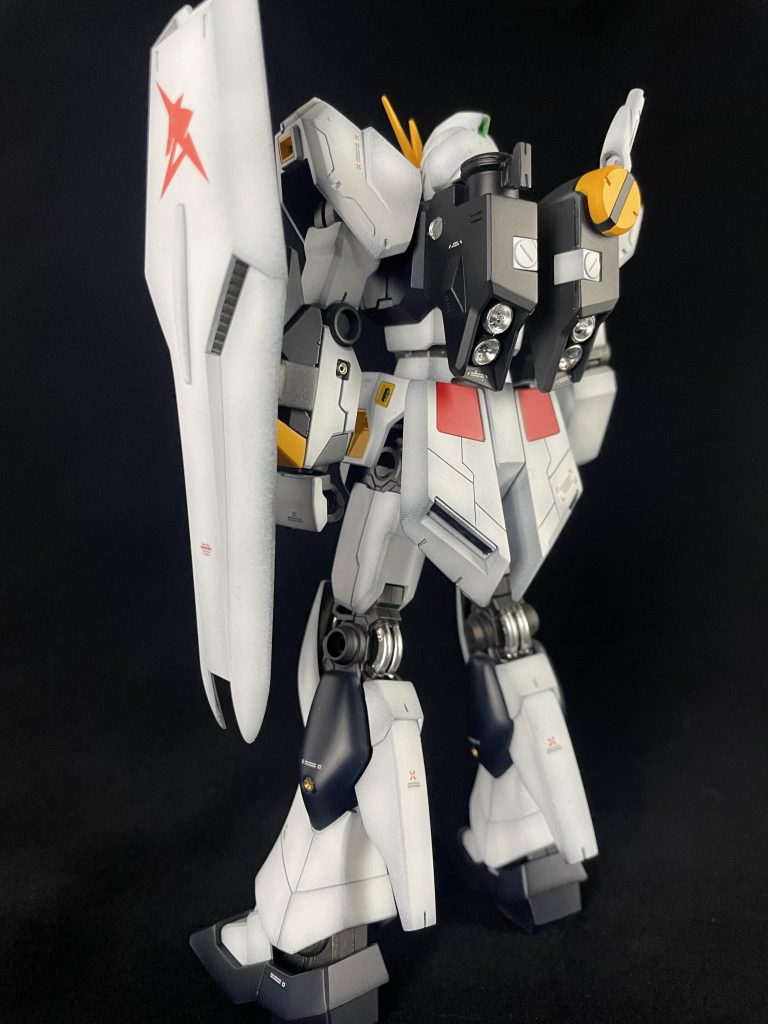 工程としてはゲートと面処理、アンテナのシャープ化。改修点は全体に筋彫りでパネルラインの追加とメタルパーツ埋め。塗装は白い外装を黒立ち上げで仕上げています。