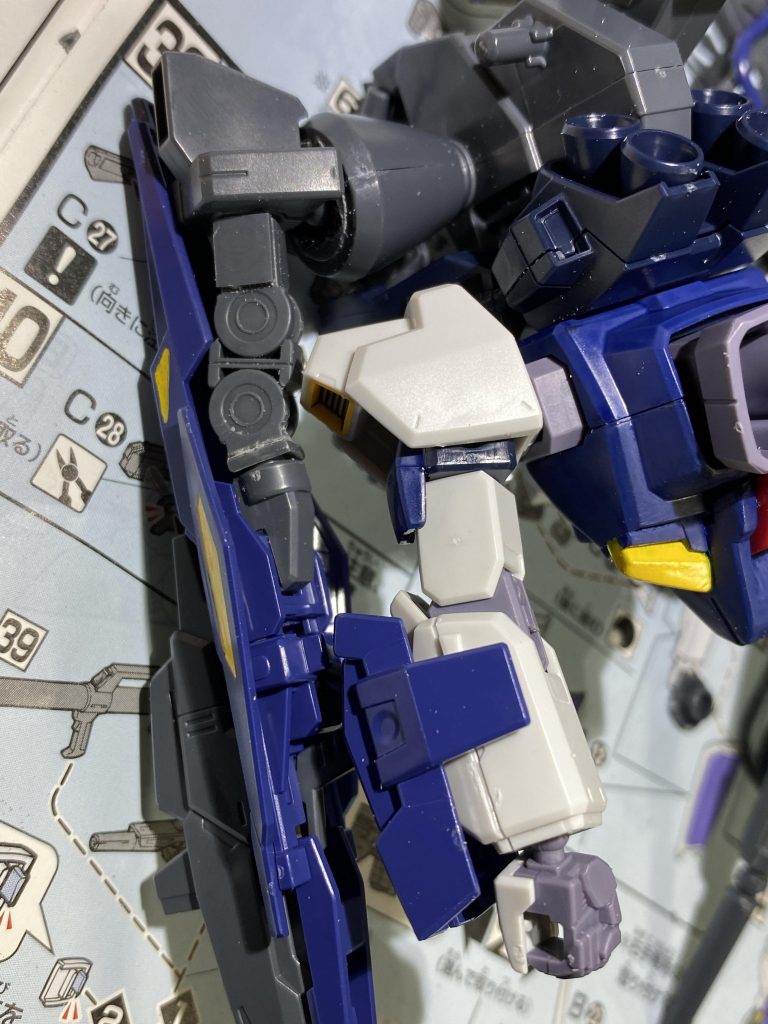 アーム部分にもボールデンアームアームズのパーツを使うことでアーム自体が可動できるような仕様に変更これにより腕のライフルとの接続も元より余裕が出来ています