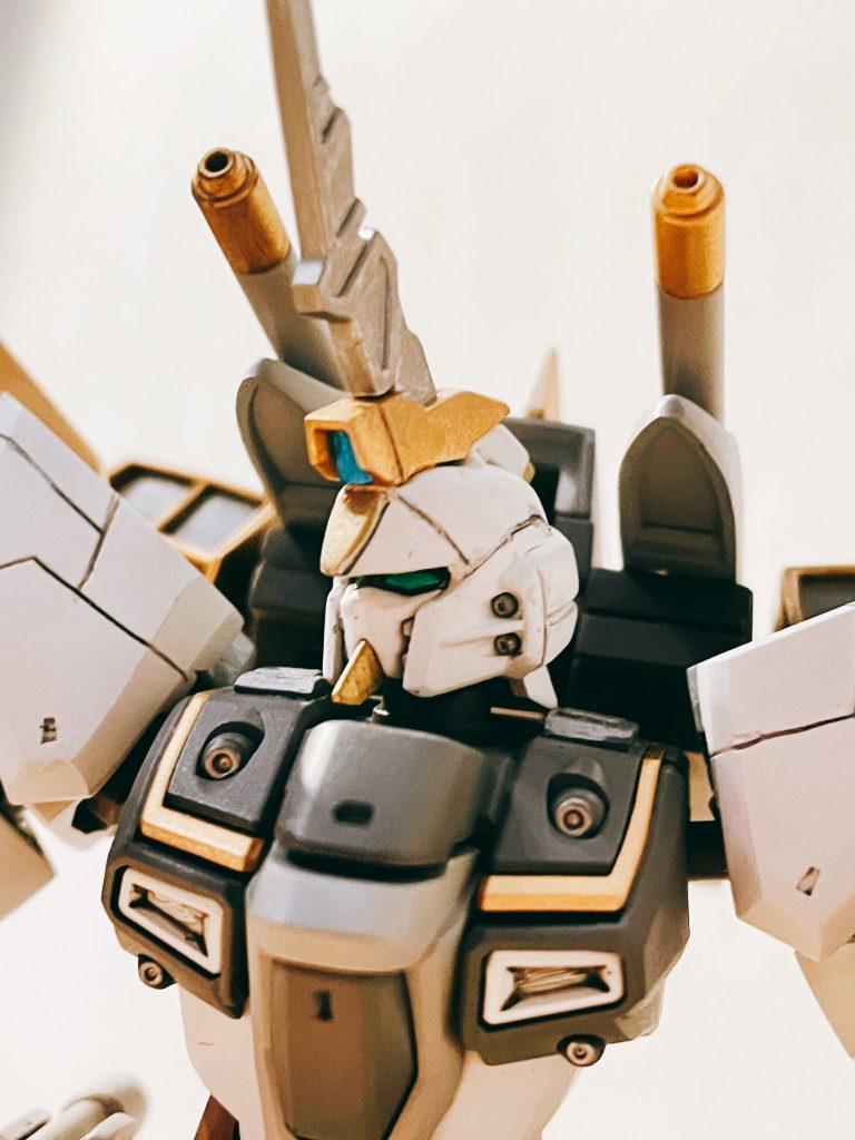 あと、Vアンテナの上にある四角いセンサー？がなんか好きじゃなかったので、Vアンテナも取ってしまって一角獣化してます。このツノは肩のパーツがいい感じだったので、そのまま貼り付けました。おでこ周りの造形や筋彫りがちょっと下手過ぎでうーんって感じですが、一角獣化自体はカッコいいかなと。