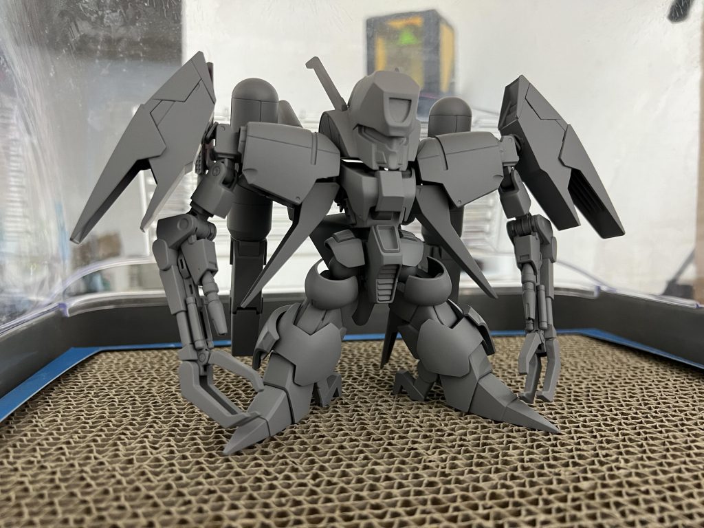 サフを吹いた状態です。歪な所をラッカーパテで修正しました。