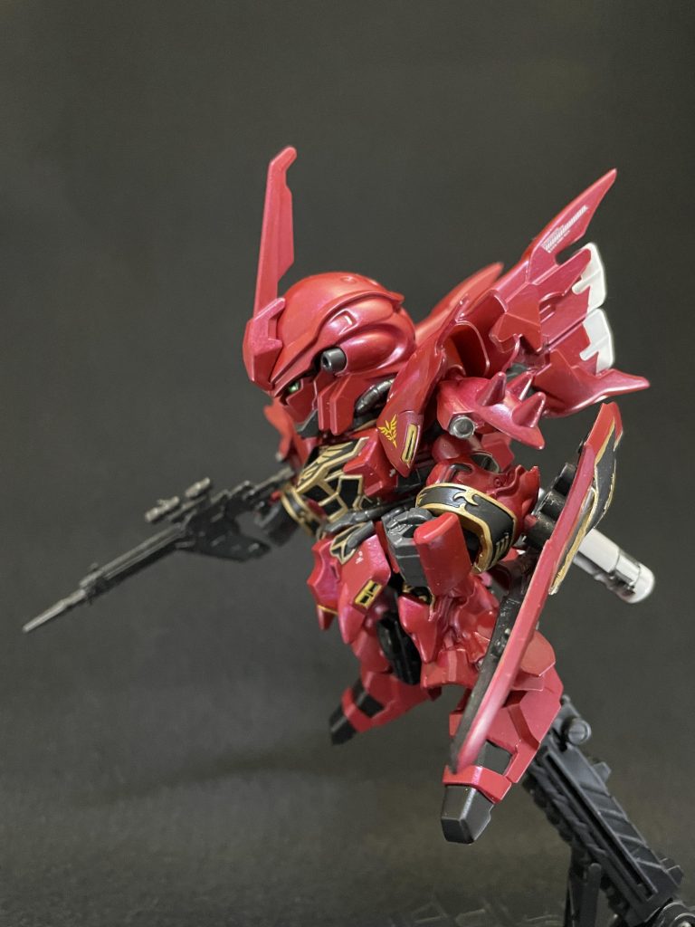 横からのショット。シナンジュは横顔が良い。今回はじめて半光沢のトップコートを使ってみましたが、落ち着いた光沢って感じで今回のシナンジュには合ってるかなと思います。メタリックレッドで塗ったので、光沢にしたらもっとキラキラするのかなと、それはそれで良さそうですけどね。水転写デカールはいくつかさりげなく貼りましたが、さりげなさすぎて肩のネオジオンマーク以外は全然目立たないですね。デカールの匙加減って難しい。