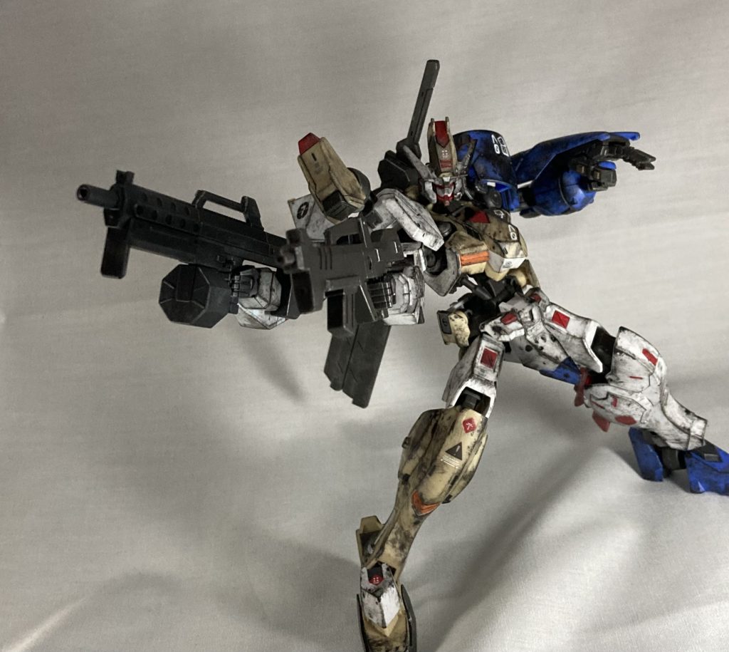 ダブルマシンガン(サブアーム)ミキシングはかなり行き当たりばったりで背中はリベイクのままだったので素組みのまま放置していたメイレスケンブの腕をサブアームとして背中から生やしてみました、ダブルマシンガンなのは趣味です