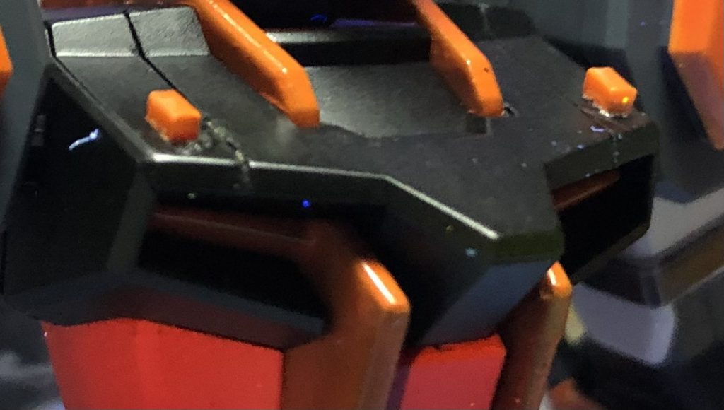 初挑戦その2。1mmプラ棒切り出しのチップを胸部装甲上部に貼り付け。模型用セメダインを爪楊枝でチョン塗りして貼り付けてます。2つだけでもかなりしんどいです…数十個とか貼れる気がしません^_^;