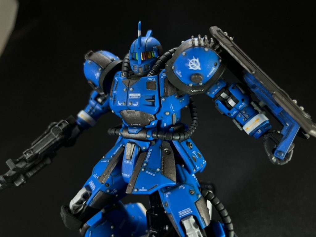 いい忘れてた、手首の関節を隠すっていう改造を見て、簡素ですがやってみました。公式から出ているレンズのパーツの土台に穴あけてつけてみました。