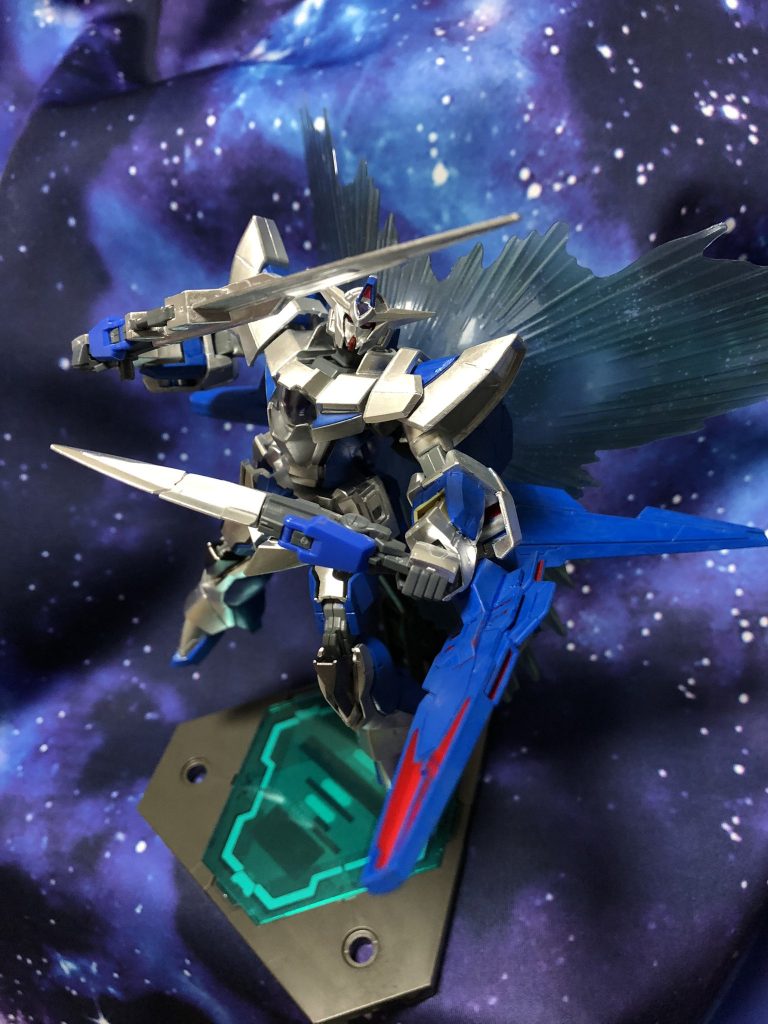 両腰に下げたロング&ショートソード｢スチーリング・クロウ｣を構えての最大稼働。GNフェザーが展開する時は殺意マシマシです。