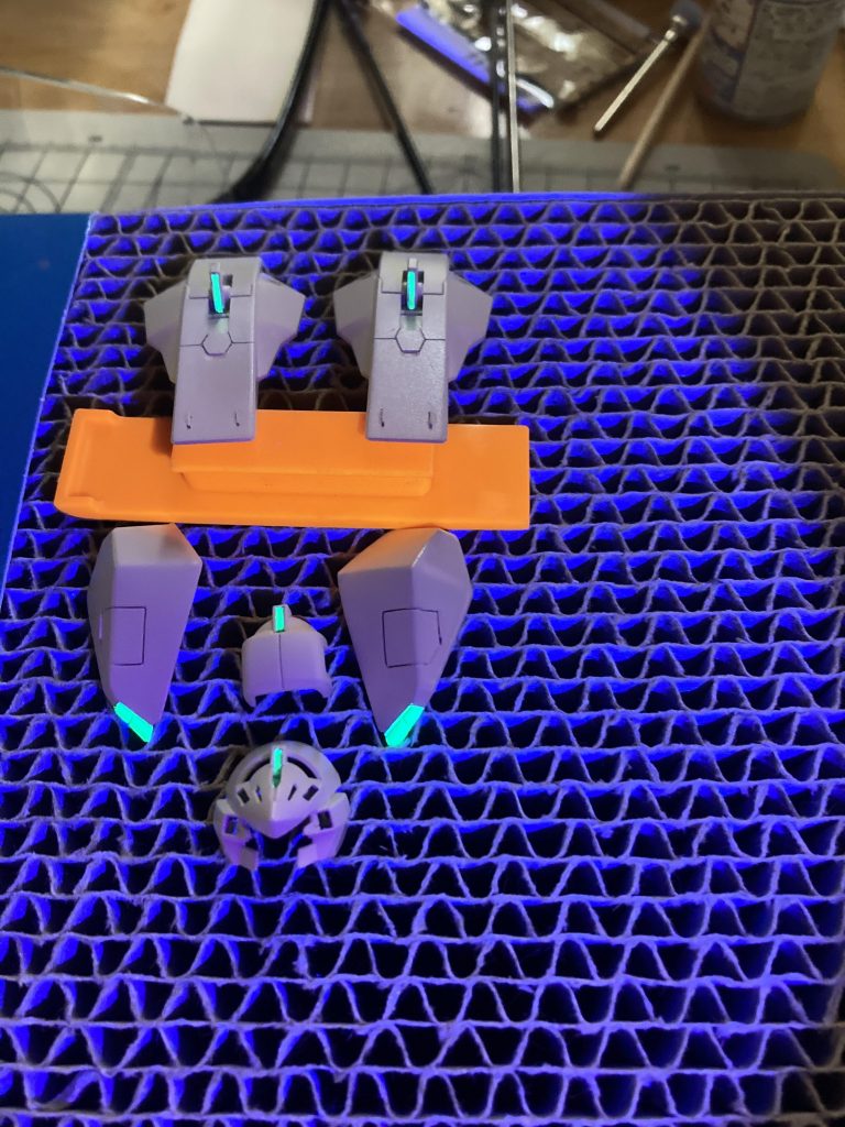 ペパーミントの下地に蛍光グリーンを塗って発光してるように見せてます。