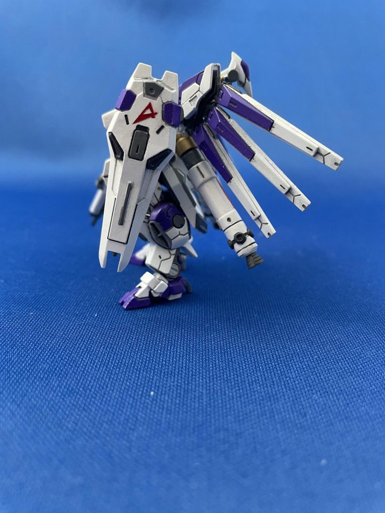 シールドのAマークはマスキングテープを切って塗りました。