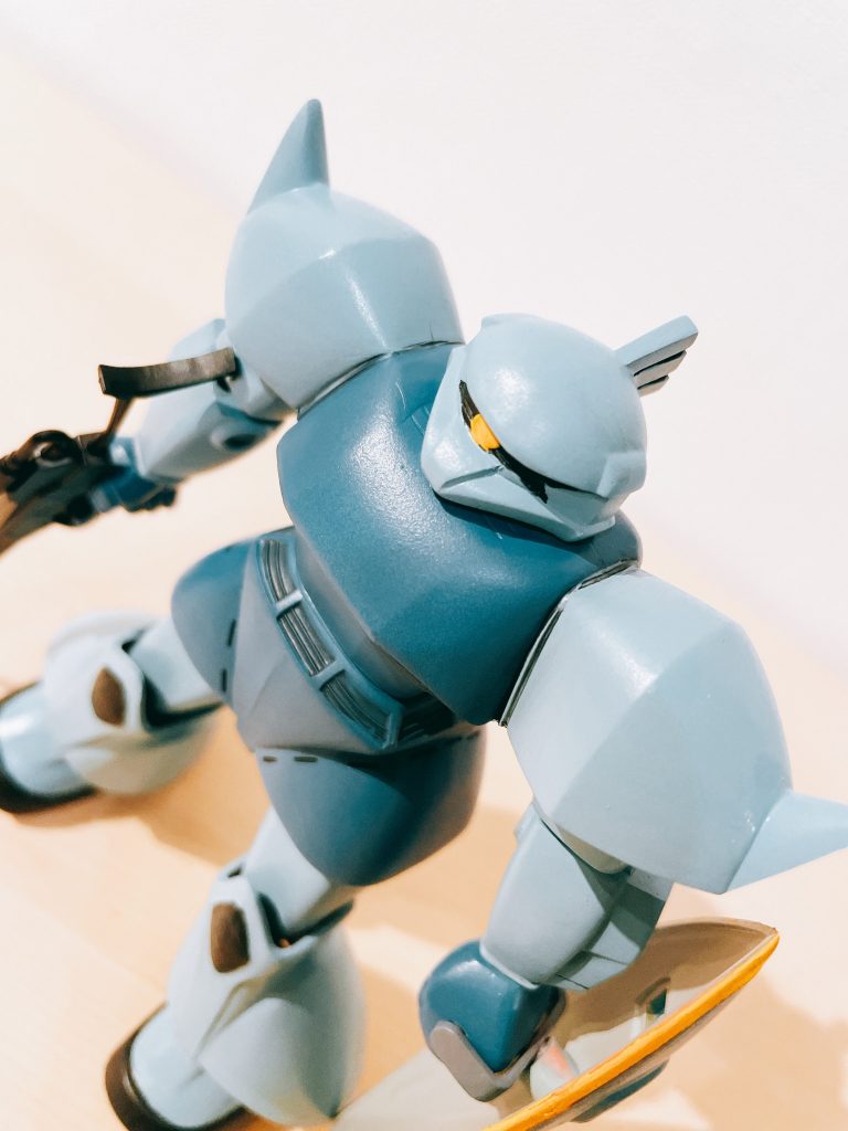 ちなみにこのキットは肘関節ぐらぐらですwあと、肩が本体と一体なので腕の可動も極めて少ないですし、膝もほぼ曲がらないのでポーズが取れないです。盾は塗装かなり手抜きしてしまいました。