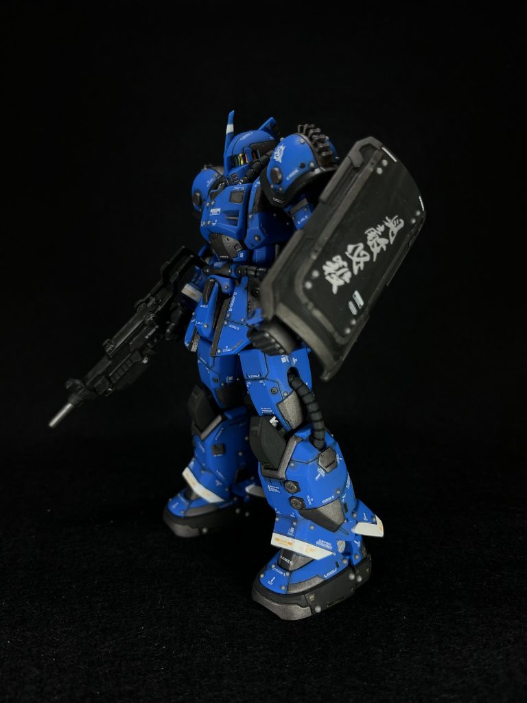 脚部のフレームの内部を削り、S字立ちに挑戦してみました。S字立ちを最初からイメージして機体側面から見た時にしっかり映えるよう、側部のディテールも頑張りました。