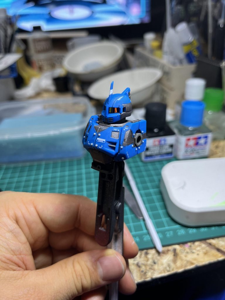 ジオン系MS大好きで、主にザク沼に生息しているのですが、モノアイがあまり好みではなくて、今回は100均のネイル用のシールを貼ってみました。ミラー系の偏光レンズのようになり、角度によってはモノアイっぽくも見えたりと、いいものを見つけました。