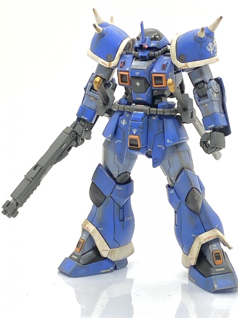 HGUC イフリートを成型色仕上げ+αで作ってみました。イフリートが初めて出たのはスーパーファミコン版の機動戦士ガンダムで恐ろしく強くガンキャノンがあっという間にやられてしまい、しかも別マップに逃げるとHPが回復しているという名前の通り炎の魔人みたいな強さでした。ですが攻略本で見たイラストは・・・グフの進化系みたいな感じでカッコ良く「欲しい!!」と当時から思っていましたが立体化はガーレジキットの改造パーツとジオノグラフィーだけで改造パーツは高く、ジオノグラフィーはグフカスタムとコンパチでグフカスタム色が強い為に自分のイメージと違い、インジェクションキットが欲しいと思っていました。シュナイドが出たので希望を持ちましたら・・・ノーマルだけでなく、改やナハト、ミッシングリンク版まで出て、自分のイフリート飢饉は完全に解消されたのでした(笑)。