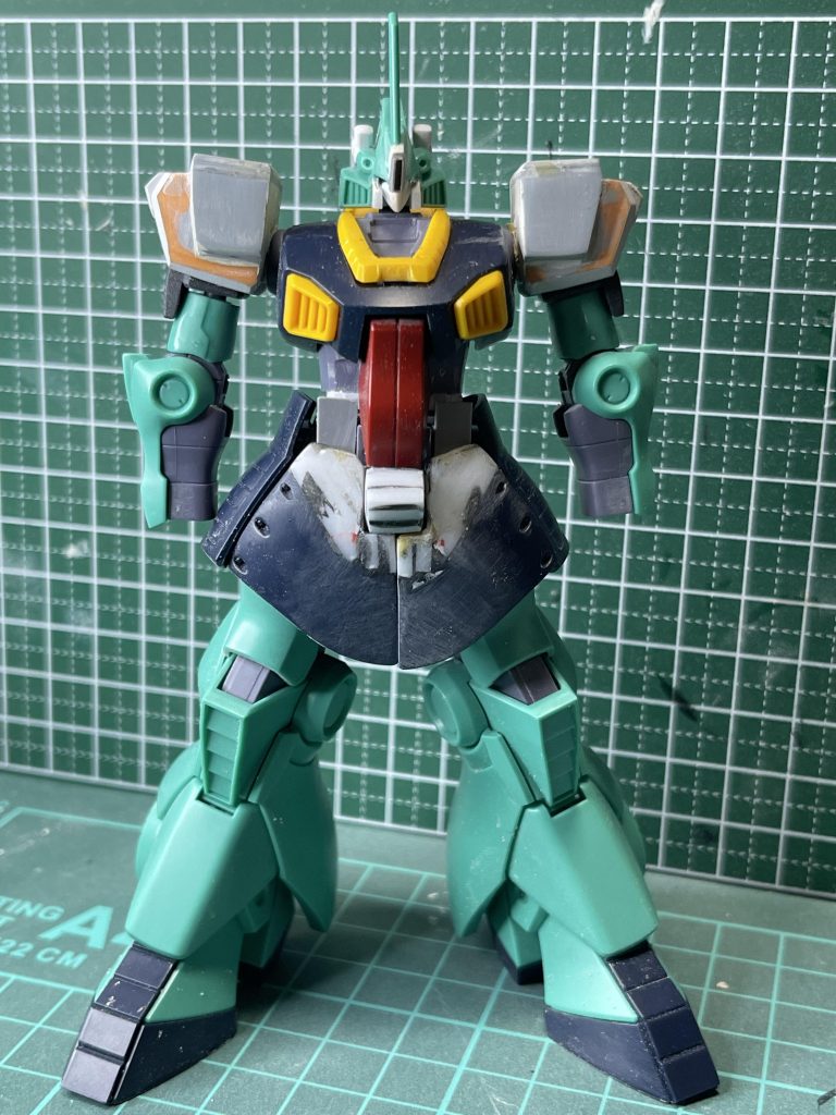 フロントアーマーとショルダー部　　　　　　　　アーマーはプラ板、プラ棒やパテで加工　　　　　ショルダー部はジャンクパーツ流用し加工