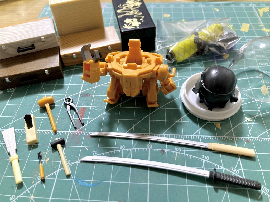 ほか刀鍛冶らしい小物アイテムを、所蔵していたガチャポンやミニチュアコレクション商品から選んで付属・活用しています。マイクロウォーズの素材都合上、細部はアニメ本編デザインの厳密な再現ではありませんが、曹操や佐助らとの身長差サイズ感や雰囲気は似せる事が出来て良かったです。