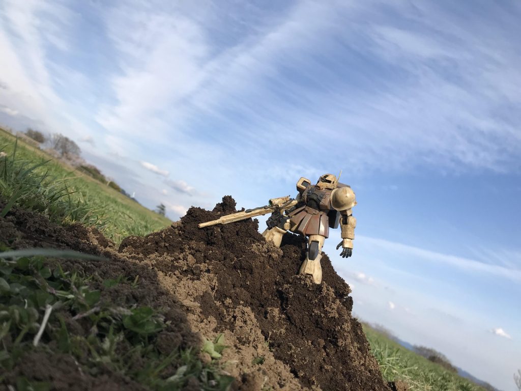 モグラが出てきた土の山に立つザクI