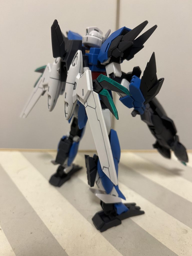 気になったんですが、メルクワンガンダムは公式だとサーベルは上に立ててるんです。けど巡行時の水の抵抗を考えると、ヴィートルーとかと同じように下に畳む方がいいと思うんですよね。