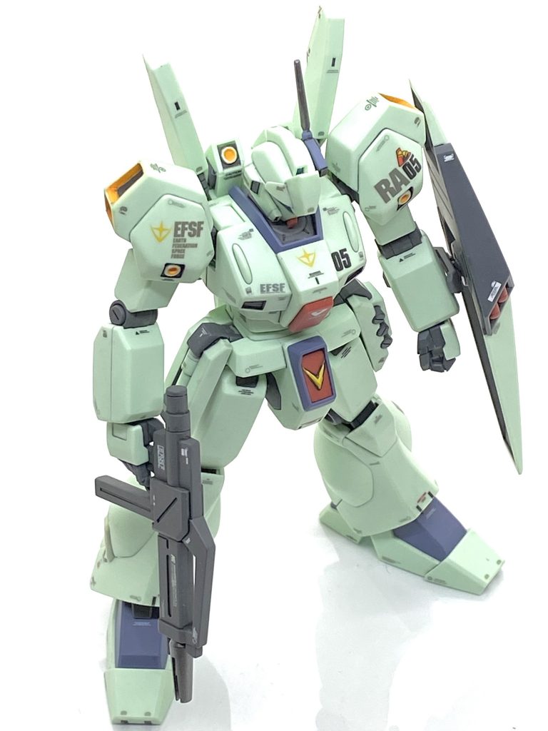 ジェガンはケーラやユウ・カジマ、ケネスも乗っていて様々なイメージが湧く、魅力的な機体ですが今回はオーソドックにロンドベルのラーカイラム所属機にしました。ロンドベルのマークは赤とユニコーン時の青の二種類があったのですが第二次ネオ・ジオン抗争時なので赤色のを使いました。ラーカイラム所属のアルファベットもνガンダムのカトキ版のマーキングにあるRAとユニコーン凡庸のデカールなどにあるRCと二種類あるのですが、こちらもカトキ版に準じてRA(ユニコーンに付いてたRCのRとネルアーガマのNAのAを組み合わせました)にしています。機体番号はリガズィは01でしたからそれに準じて二桁にしました。ハサウェイが動かした機体をイメージしています(劇中ではどの所属の機体だか全然わかりませんが)。