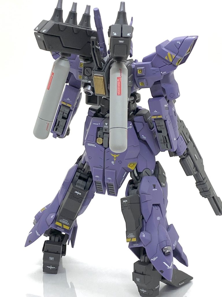 マーキングシールは殆ど使わないので大量に余っていて、勿体無いとは思っていました。シールですとどうしても段差が目立ってしまいクリアーを吹いても目立つ事が多いです。なので、まずは二回クリアーを吹いた後にその段差を2000番の神ヤスで淵を削り、もう一度つや消しクリアーを吹きますとだいぶ目立たなくなり、手間は掛かりますが使えると思ました。マーキングシールはデカールには無いカッコいいデザインも多く、選択肢が増えます。