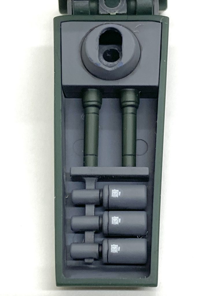 シールドの裏なのですがビームサーベルはガンダムカラーで塗装して、シールド本体は無塗装ですがほぼ同色というのがわかります。