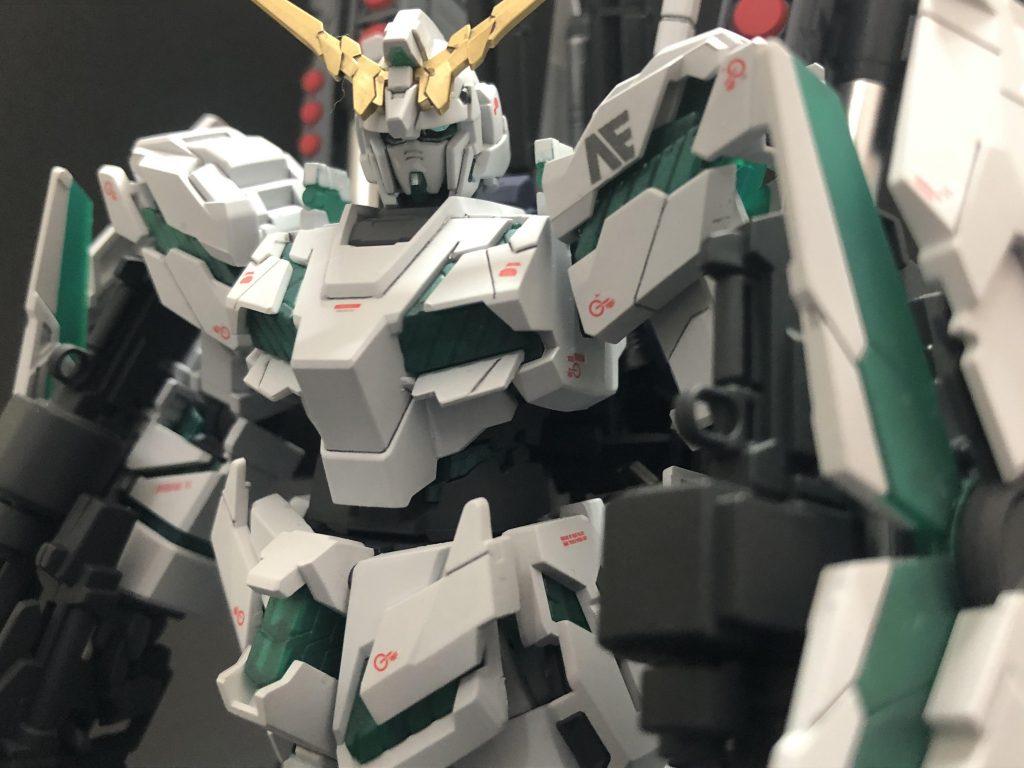 合わせ目消しなどパーツも多く大変でしたが、サイコフレームと外装パーツの組み方などよく出来ていて、ディテールも素晴らしく良キットでした。閲覧ありがとう😊ございました。また宜しくお願いします。