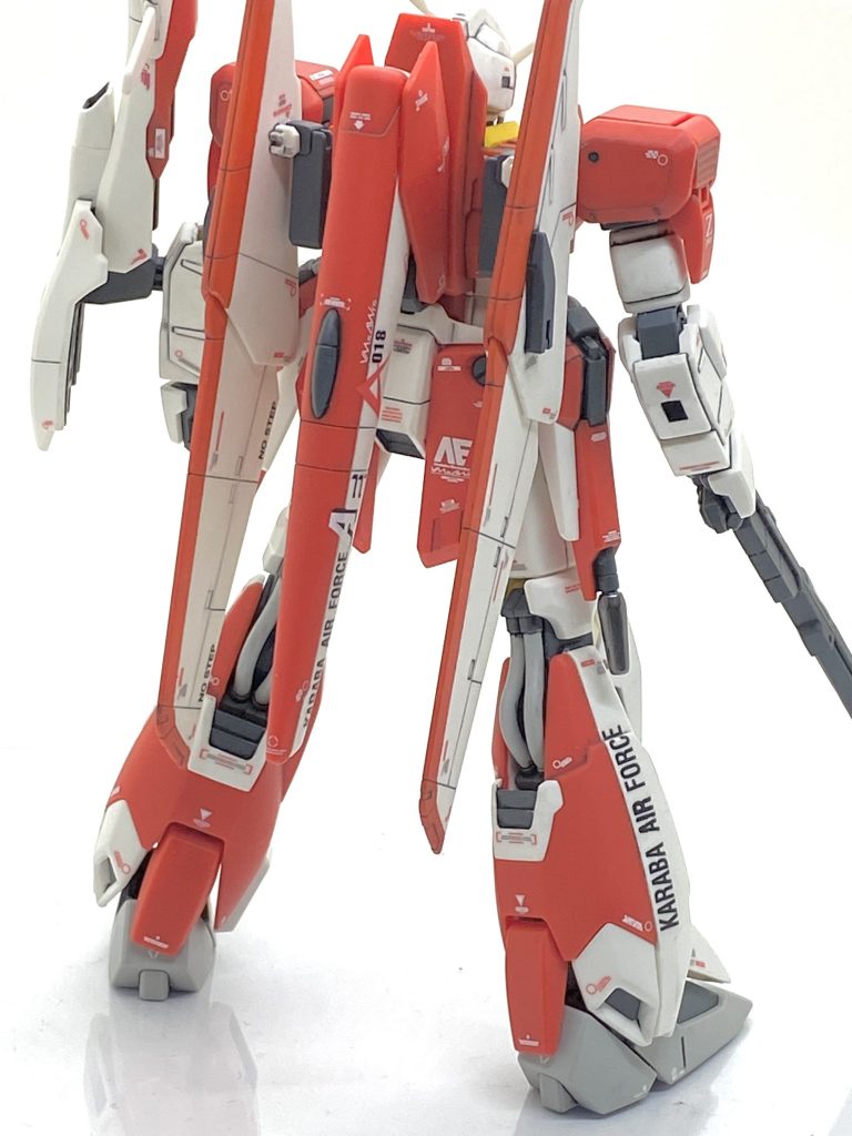 MGと違い、HGは後ろの上面のウイング部のオレンジ部が色分けされていません上に合わせ目になっています。更に下にもウイングがあり、そちらもオレンジ部はマスキングして塗装しないといけない為に合わせ目は0.2mmのダンモを使って、段落ちモールドにしてしまい楽しました。オレンジはMG用のガンダムカラーでかなり成型色に近く、良い感じになります。