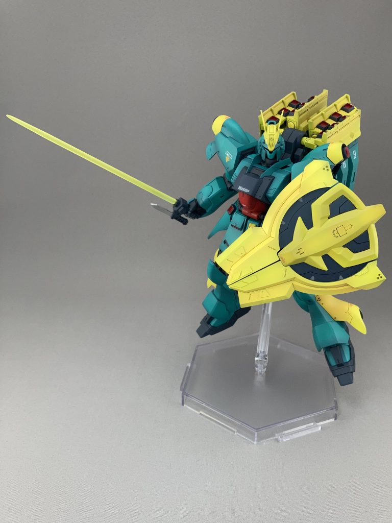 ヒート・ナイフ付きビームサーベルヤクト・ドーガの特徴的な武器。キットにナイフがあったのでナイフ付きにしました。ビームサーベルは根本にクリアホワイト吹いてつや消しにしてます。