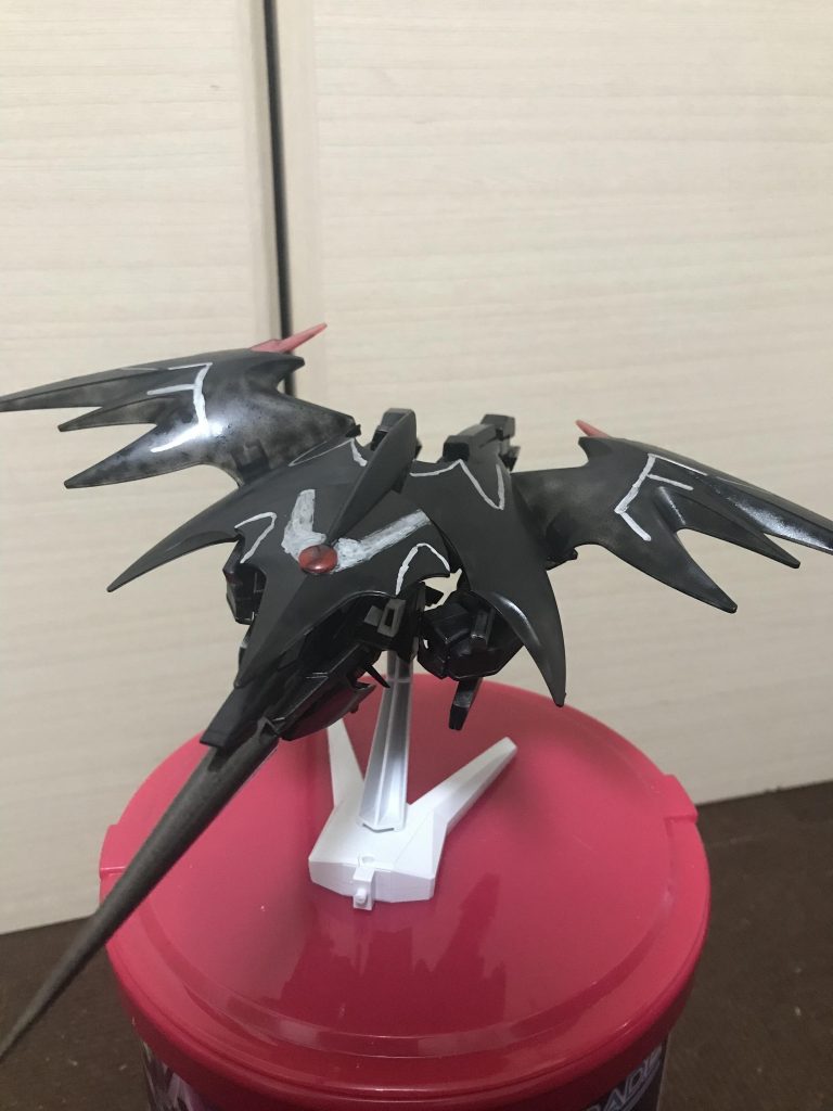 ストライダー形態その1の正面もはやこれはガンダムなのか?あと、赤いのは追加の赤外線カメラ機能を持つモノアイです。暗闇に包まれた火星で敵機を捕捉する為のものです