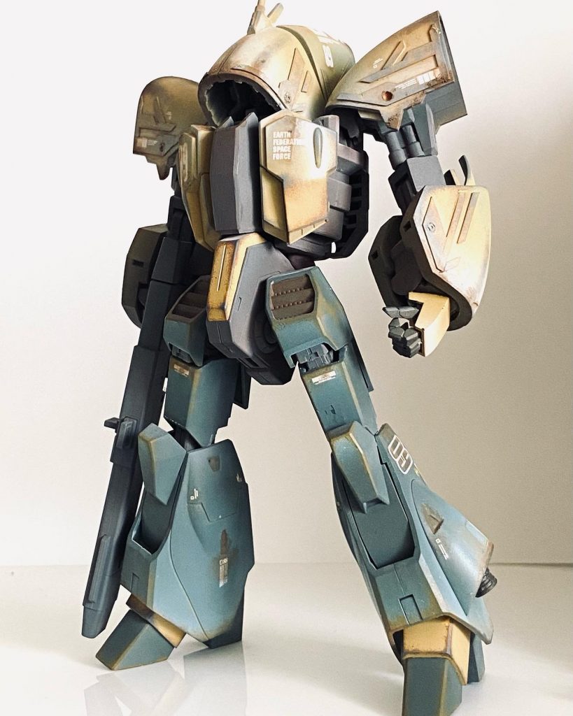 しなやかな腕のラインに見合う様、拳にも色気を加えてあります。