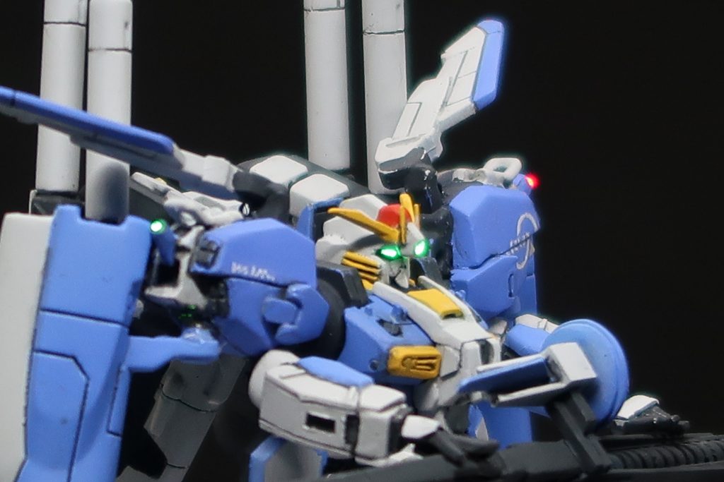 カメラアイ発光、肩装甲のスライド展開、胸部上面のブレードアンテナの再現。マーキングは手描き。また、このポーズ用の平手もプラ材で新造。