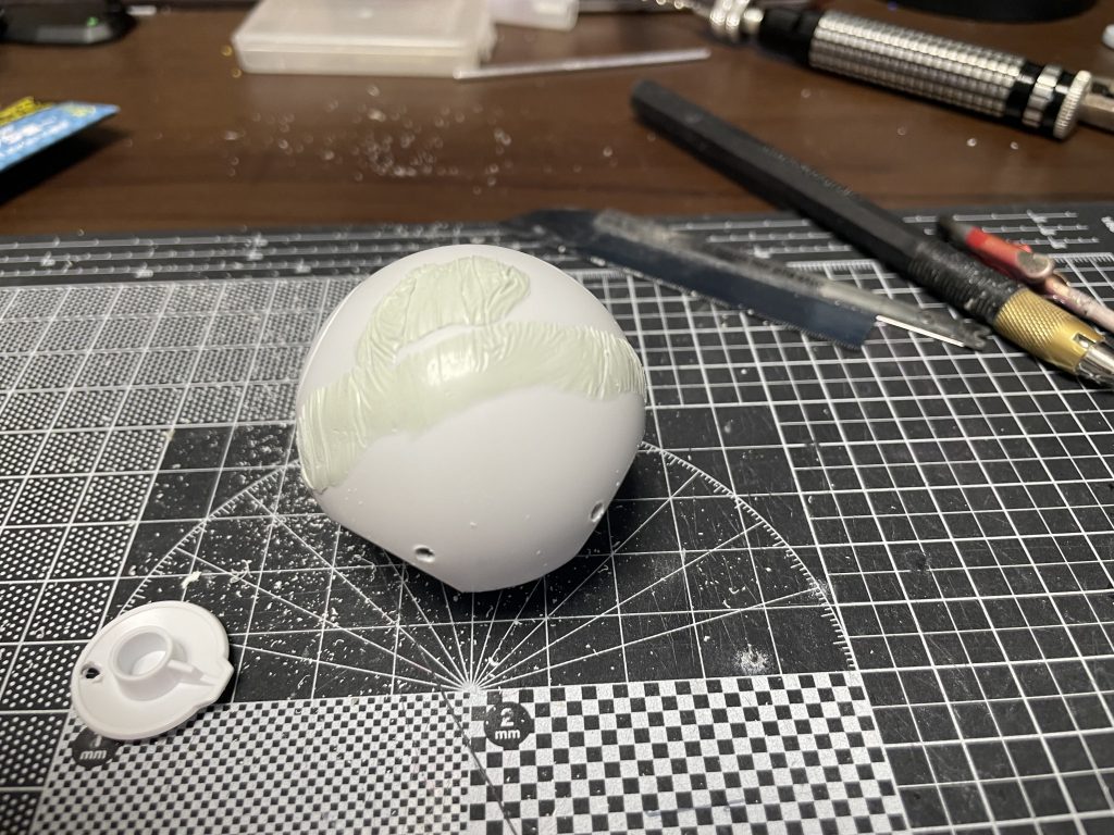 ハロの顔をパテで埋めます。足？手？はアルミ棒で軸にパテで。もっと埋めて完成度上げることもできますが、それならハロじゃなくていいのではないかと思ったのでそのままに。