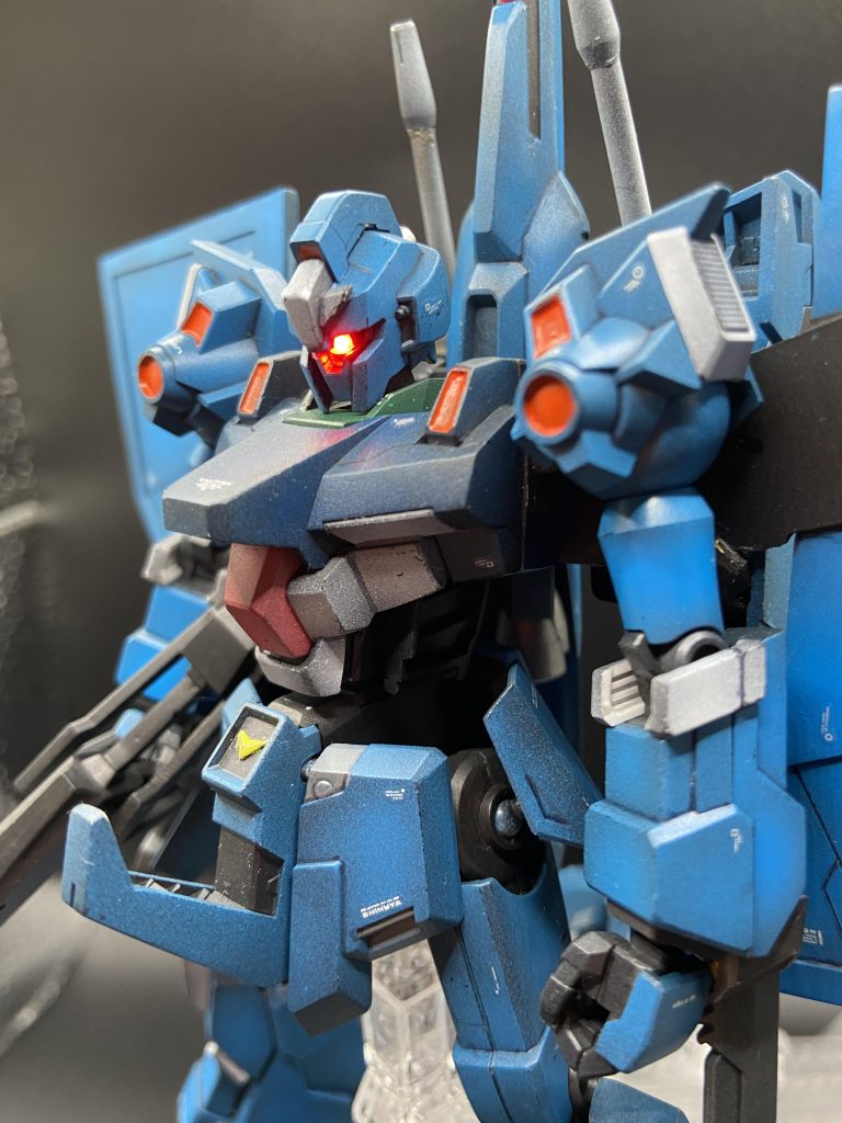 頭部のモノアイ光るバージョンと